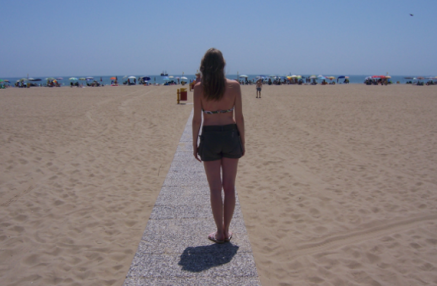 donna in spiaggia